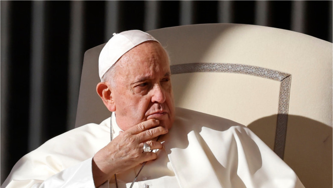 Starea de sănătate a Papei Francisc rămâne critică, dar cu unele îmbunătățiri