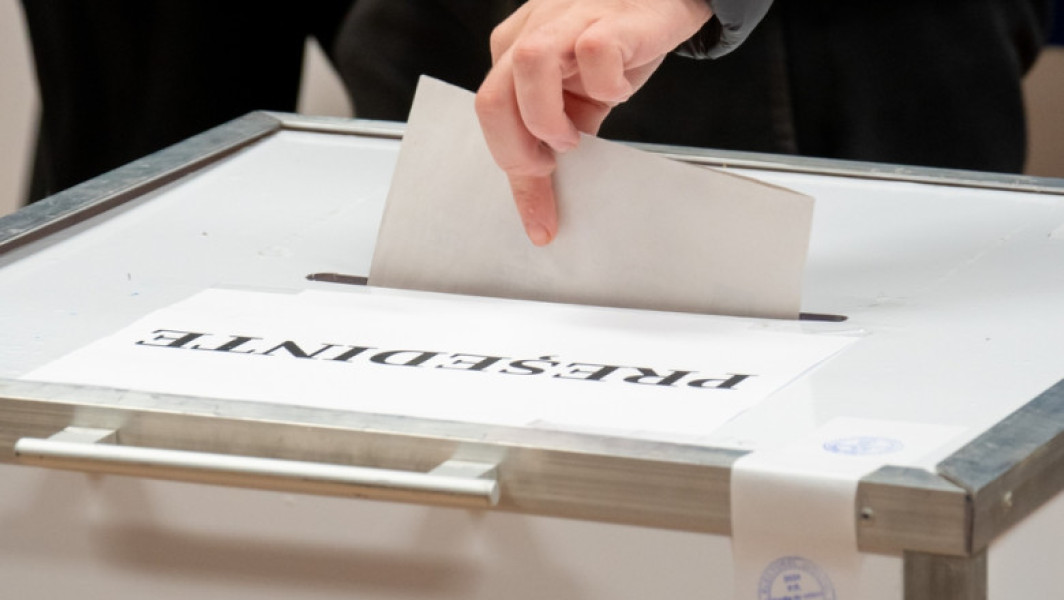 Aproape jumătate dintre români consideră că alegerile prezidențiale au fost organizate în mod necorespunzător, arată un sondaj realizat de INSCOP Research și citat de digi24.ro. Potrivit rezultatelor, 45,7% dintre respondenți cred că scrutinul a fost mai degrabă incorect, în timp ce 50,4% opină că alegerile au fost organizate corect.