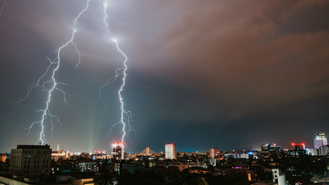 Peste jumătate din România, vineri, se află sub avertizări de vreme severă, anunță meteorologii. ANM citează că sunt emise alertări de cod galben și portocaliu de instabilitate atmosferică, cu fenomene precum furtuni violente, vijelii și grindină. Potrivit sursei digi24.ro, în zonele montane, Oltenia și Moldova, se așteaptă averse torențiale, descărcări electrice și vânt puternic, cu rafale de până la 70 km/h. Avertismentul este valabil între orele 12:00 și 23:00.