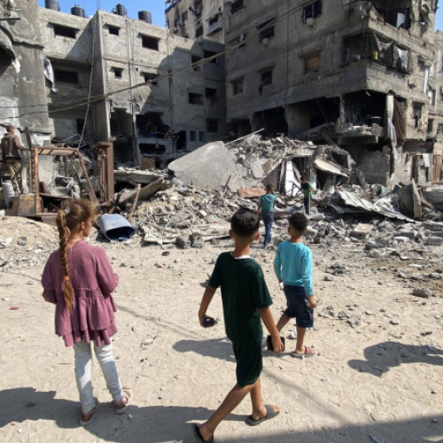 Numărul victimelor în Gaza a ajuns la cel puțin 36 de oameni, victime ale confruntărilor de sâmbătă între forțele israeliene și localnici, potrivit Sursei Digi24.ro. Conform informațiilor, mai multe persoane au fost ucise în apropierea unui sens giratoriu de lângă un centru umanitar susținut de Statele Unite, unde locuitorii se adunaseră pentru a primi ajutor. În timpul incidentului, armata israeliană a declarat că a tras focuri de avertisment asupra unor „suspecți” care înaintau spre zona respectivă.