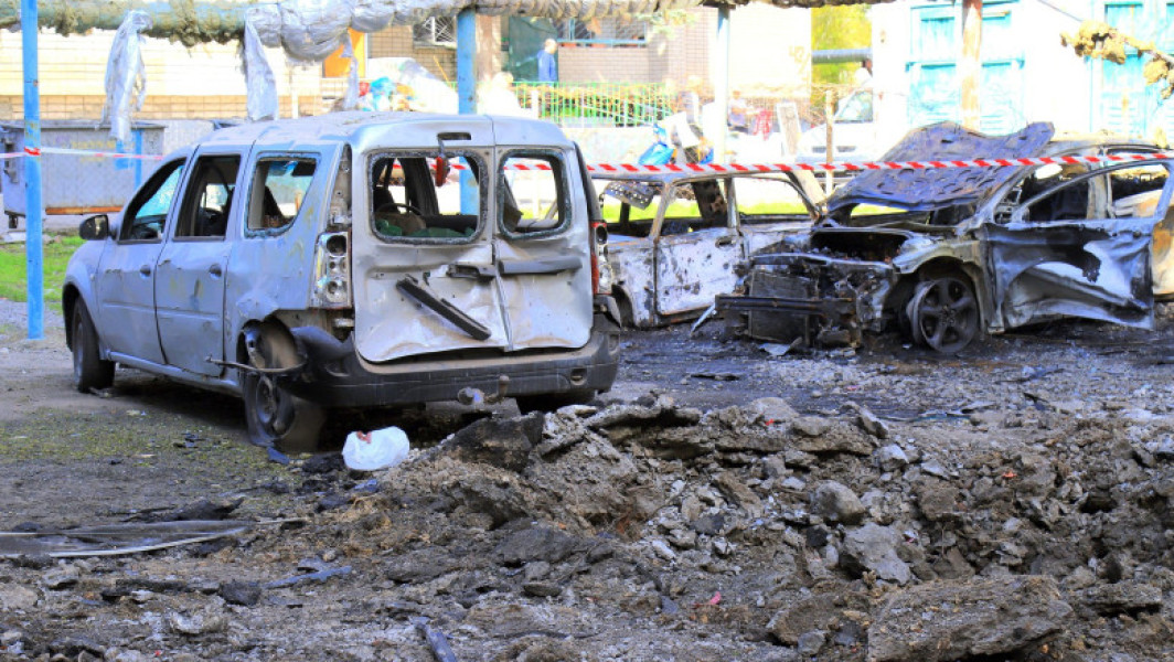 Rusia a provocat o escaladare majoră în războiul din Ucraina, după ce a distrus bombardiere strategice rusești, afirmă un fost ofițer de intelligence din Armata Română. Comandorul Sandu Valentin Mateiu, citat de digi24.ro, atrage atenția că această acțiune reprezintă o lovitură dură pentru Rusia, iar Vladimir Putin ar putea avea acum acoperirea doctrinară pentru a răspunde nuclear, deși cel mai probabil nu va face acest lucru.