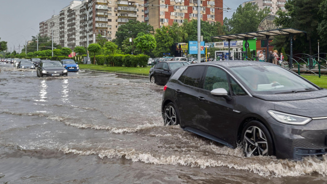 Furtună devastatoare în București și Ilfov: străzi transformate în canale și evacuări