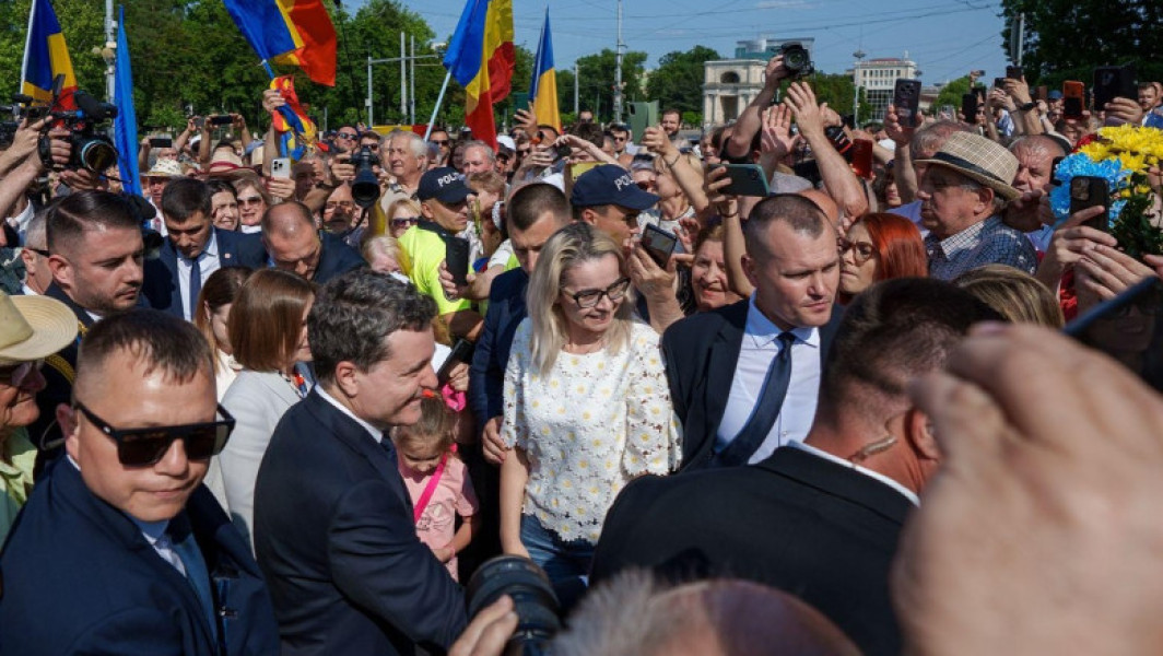 Nicusor Dan, aflat în vizită oficială în Republica Moldova, a avut un moment memorabil la Chișinău, unde mii de oameni s-au adunat pentru a-l vedea și a-i cere autografe. Mulți dintre chișinăuieni s-au înghesuit să facă poze cu președintele României, scandând numele său.