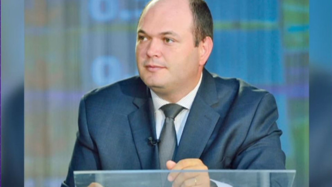 un premier tehnocrat pentru a calma tensiunile dintre partide, Ionut Dumitru, economist șef la o bancă comercială, se află în centrul negocierilor, conform Digi24. Potrivit surselor, se așteaptă acum un răspuns din partea sa. Înainte, ideea unui premier tehnocrat a fost discutată de președintele Nicușor Dan, dar respinsă de toate partidele participante la negocieri.