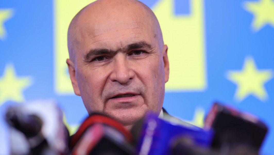 Ilie Bolojan va susține o conferință de presă la Senat, vineri, de la ora 17:00, anunță surse din PSD. Potrivit Digi24, în timpul evenimentului, liderul PNL va putea să ofere informații despre negocierile pentru formarea noului guvern, care au loc între partidele parlamentare. Aceste negocieri vizează și reformarea bugetului de stat pentru a reduce deficitul.