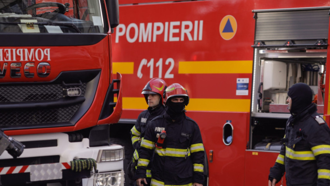 Incendiu puternic la o platformă cu deșeuri și clădiri administrative în Hunedoara