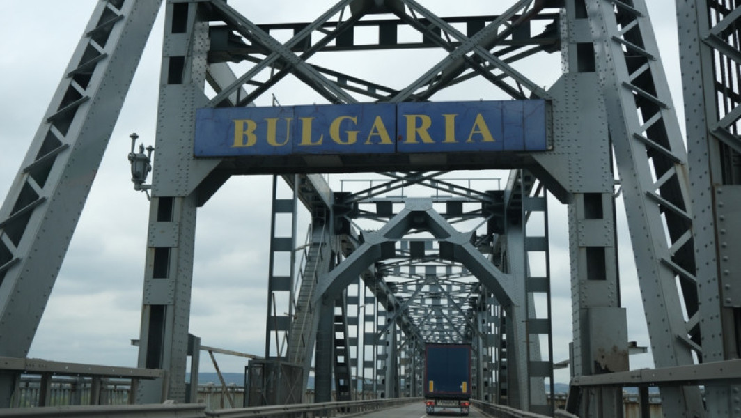Coada la podul Prieteniei: traficul spre Bulgaria se aglomerează din cauza lucrărilor