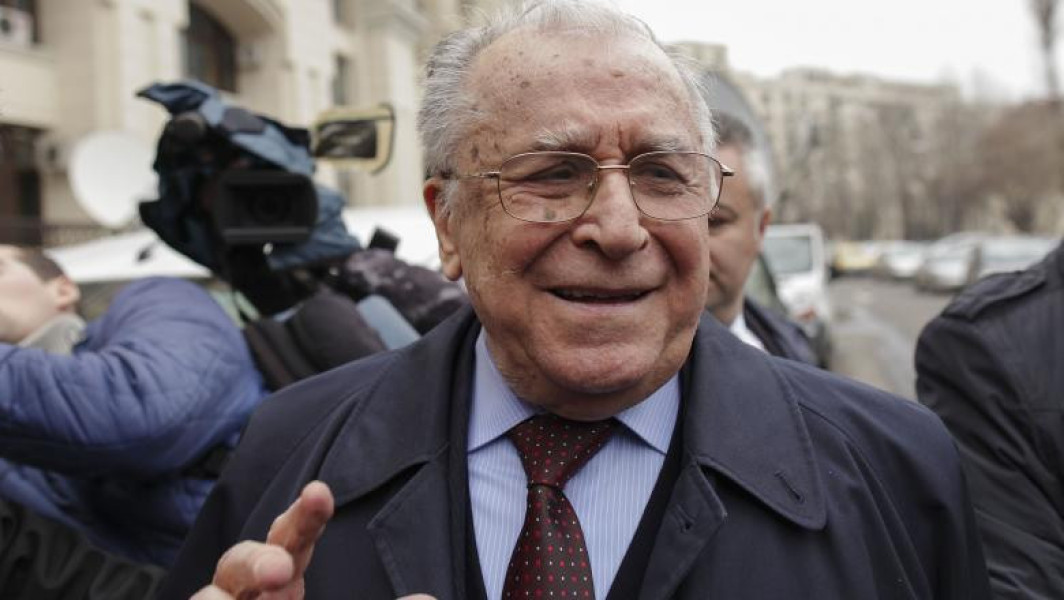 Ion Iliescu, fostul președinte al României, continuă internat la secția de terapie intensiva a Spitalului Clinic de Urgență „Prof. Dr. Agrippa Ionescu” din București, anunță reprezentanții unității medicale. Potrivit acestora, starea sa generală este stabilă, iar pacientul a reușit cu sprijin să stea la marginea patului. Doctorii menționează că starea sa evoluează spre o ușoară ameliorare, sub tratament și cu administrare de oxigen.
