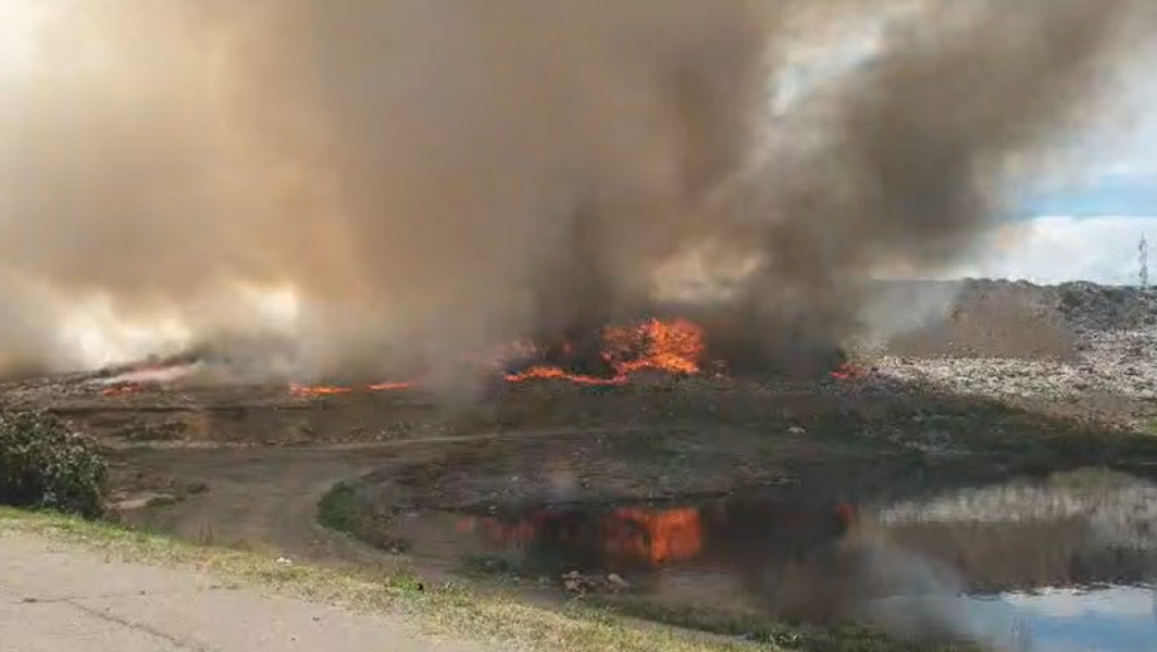 Incendiu major la groapa de gunoi din Sendreni, județul Galați