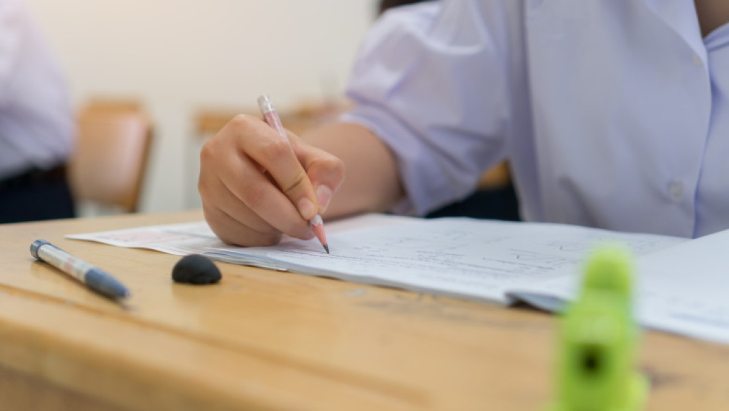 Un bărbat din Arad, sub urmărire penală după implicarea într-un scandal de fraudare a bacalaureatului, este acuzat că ar fi oferit elevilor echipamente electronice pentru a copia la examen. Anchetatorii susțin că acesta ar fi furnizat microfoane și camere ascunse pentru a ajuta candidații să își însușească subiecte și rezolvări în mod ilegal.