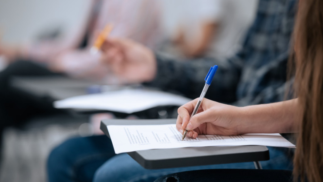 Începând cu sesiunea din 2025, elevii care susțin examenul național de bacalaureat vor avea pentru prima dată posibilitatea de a vizualiza lucrările scrise înainte de a decide dacă depun sau nu o contestatie. Potrivit Ministerului Educației și Cercetării, această etapă intermediară va permite elevilor să analizeze corectitudinea notelor și să semnaleze eventuale erori înainte ca rezultatele finale să fie publicate.