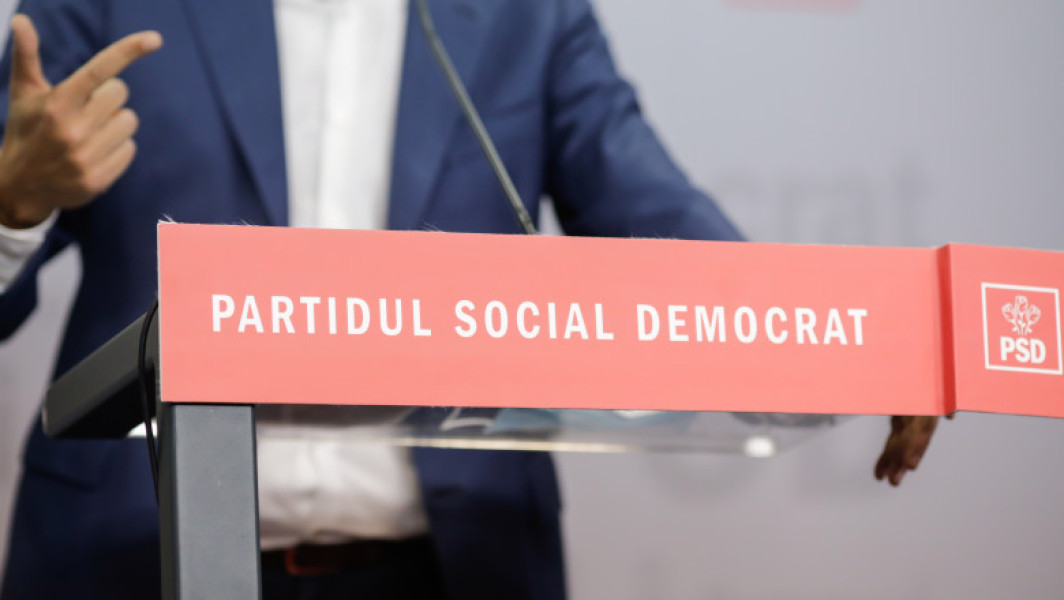 consiliul politic national informal al PSD se reuneste la vila lac pentru a decide mandatul pentru consultarile de maine de la palatul cotroceni
Un consiliu politic national informal al PSD are loc astăzi la Vila Lac, începând cu ora 18:00, pentru a stabili mandatul partidului în vederea negocierilor de mâine de la Palatul Cotroceni. Potrivit surselor citate de digi24.ro, social-democrații intenționează să ceară șapte ministere, printre care Transporturi și Justiție. La rândul lor, liberalii vor să obțină patru portofolii, dintre care cele mai vizate sunt Finanțele, Internele și Dezvoltarea Regională. USR își dorește trei ministere, în timp ce UDMR va primi două poziții în guvern.