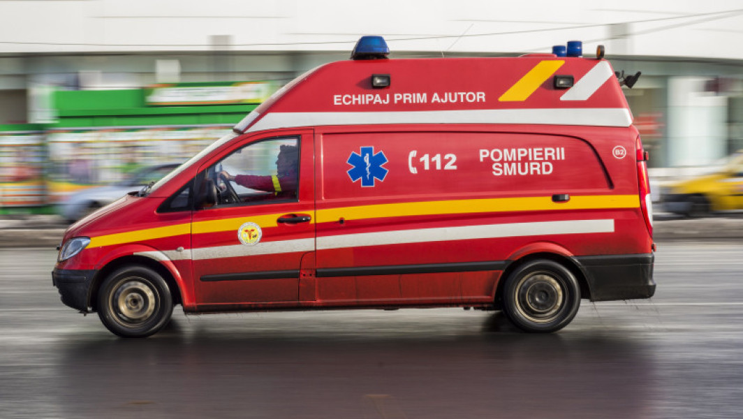 Patru persoane, inclusiv un copil, au rămas blocate într-un lift din Timișoara după ce acesta s-a prăbușit de la etajul doi în subsol, marți. Potrivit unui comunicat al ISU Timiș, solicitarea pentru intervenție a fost făcută prin numărul de urgență 112. La fața locului au fost trimise mai multe echipaje de pompieri și paramedici pentru a interveni și a scoate persoanele din lift.