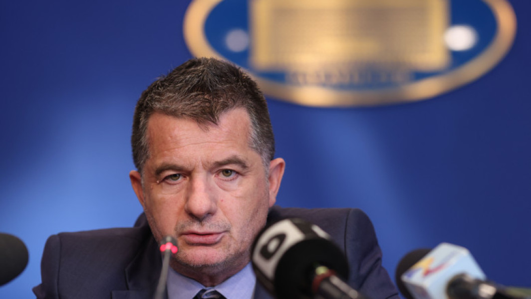Traian Preoteasa, directorul CFR Călători, susține că are venituri lunare de peste 11.000 de euro, fapt care a stârnit controverse. Într-o conferință de presă, el a explicat modul în care își achită apartamentele din Dubai și din România, precum și modul în care își gestionează finanțele. Potrivit lui, în total are venituri din salarii, chirii și alte surse care se ridică la această sumă.