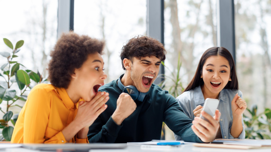 Rezultatele bacalaureatului 2025 vor fi publicate vineri, 20 iunie, pe site-ul oficial bacalaureat.edu.ro și la avizierele centrelor de examen, anunță Ministerul Educației. Primele rezultate, înainte de contestare, vor fi afișate până la ora 12:00 și vor fi disponibile în format anonim, fiecare candidat fiind identificat doar printr-un cod unic primit la prima probă scrisă, conform digi24.ro.