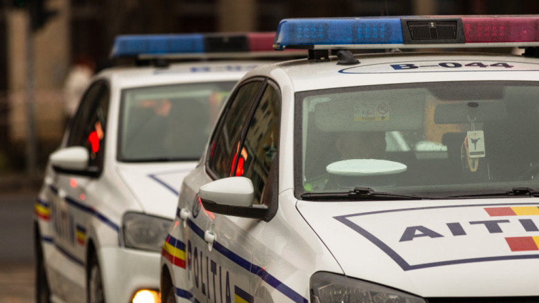 Ofițeri ai Direcției Generale Anticorupție au efectuat joi patru percheziții în județele Vaslui și Constanța în cadrul unui dosar de corupție care vizează mai mulți polițiști. Aceștia sunt acuzați că au primit bani pentru a nu aplica sancțiuni legale și pentru a interveni în exercitarea atribuțiilor de serviciu. Potrivit Digi24.ro, unul dintre agenți a fost reținut, iar altul se află sub control judiciar.