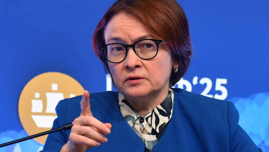 Economia rusă începe să se confrunte cu probleme grave, după ce avansul economic provocat de război a încetinit semnificativ, potrivit declarațiilor Elvirei Nabiullina, președinta Băncii Centrale a Rusiei. La Forumul Economic de la Sankt Petersburg, ea a explicat că resursele care au susținut creșterea în ultimii doi ani, precum forța de muncă disponibilă și rezervele bancare, sunt aproape epuizate.