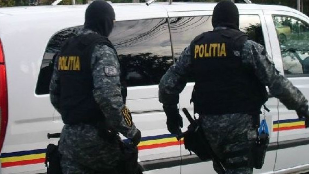 Un bărbat și-a sechestrat în casă cei 4 copii, apoi i-a amenințat pe polițiști cu arma și a tras spre ei