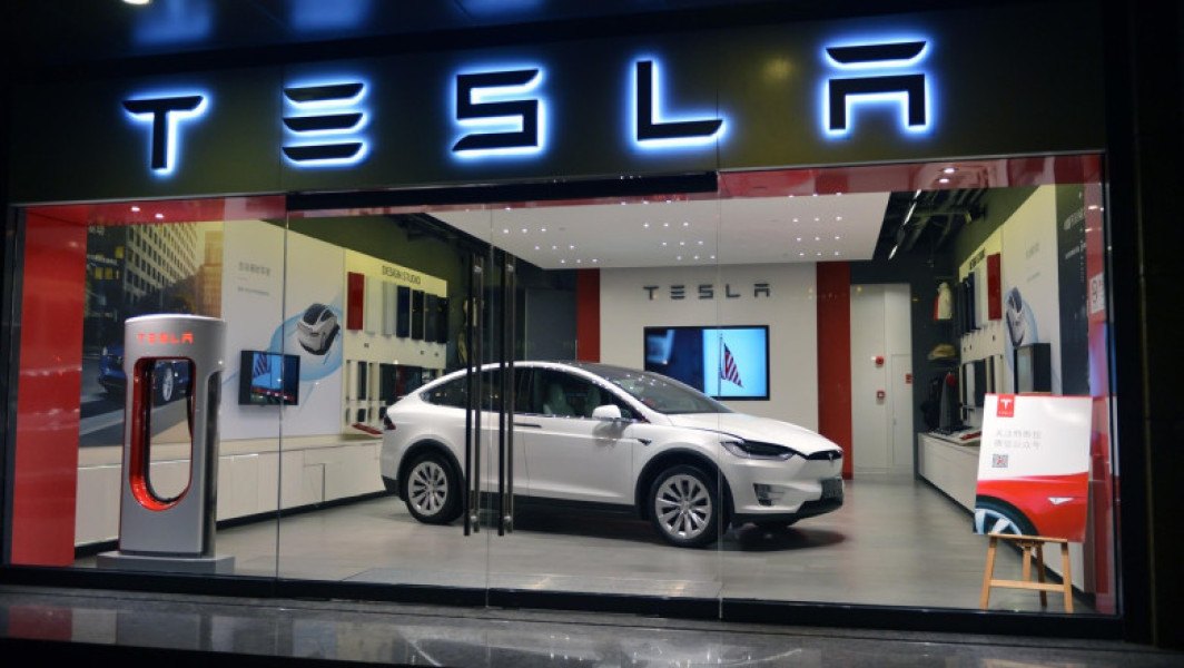 Tesla pierde teren în Europa în fața mașinilor chinezești. Vânzările companiei americane au scăzut pentru a cincea lună consecutiv