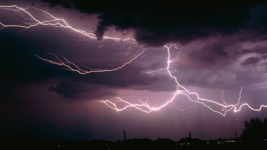 Tânăr din Gorj, electrocutat în timpul unei furtuni. Cânta la o vioară electrică