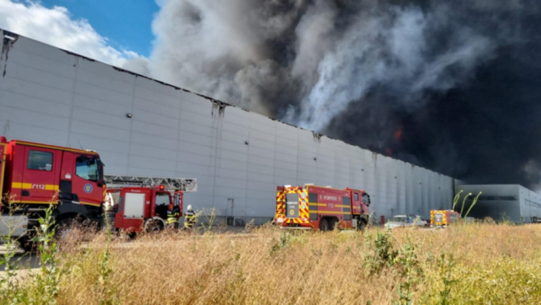 Foto Incendiu la o hală din incinta unui parc logistic situat la km 23 al Autostrăzii A1. Pompierii intervin cu 14 autospeciale