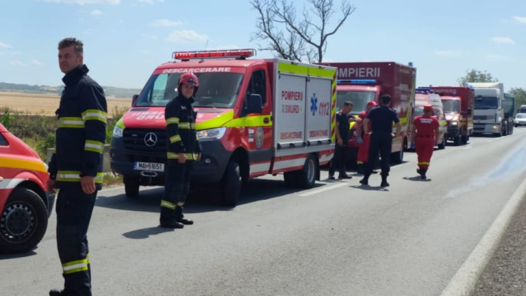 Video&Foto Accident între două microbuze şi un autoturism în Bihor. Cinci persoane, transportate la spital