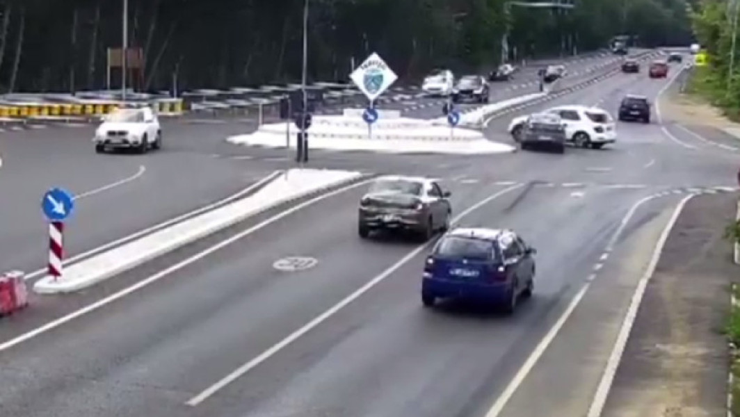 Video Șoferul unui SUV a murit după ce a fost aruncat prin trapă și prins sub mașina răsturnată de un Logan. Titi Aur: O conjunctură ciudată