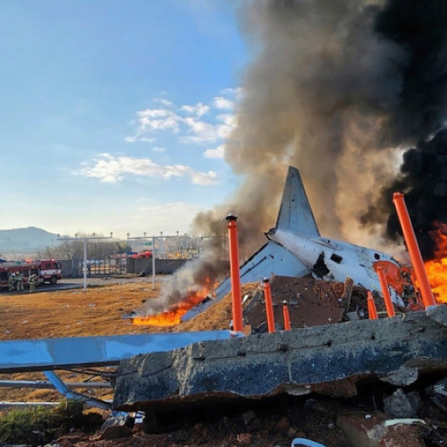 Video Accidentul de avion Jeju Air: piloții au oprit singurul motor funcțional al Boeingului care s-a izbit de zidul de la capătul pistei