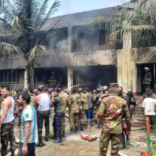 „Prietenul meu a murit chiar în fața mea.” Un elev descrie momentul în care un avion s-a prăbușit peste școala sa, în Bangladesh 