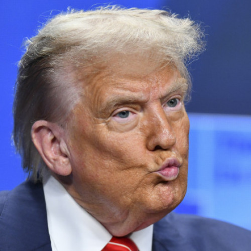 Donald Trump a distribuit un clip fals, în care Barack Obama este arestat și dus la închisoare