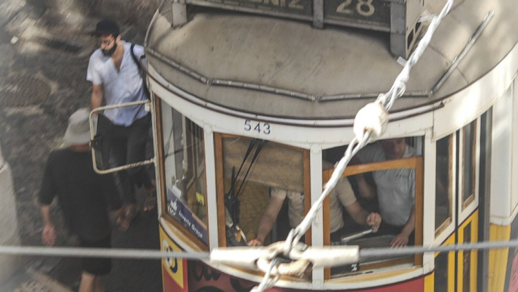 Tragedie în Lisabona: deraierea funicularului Glória provoacă victime