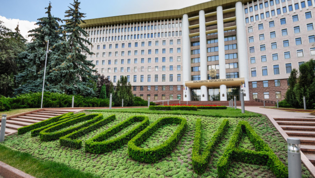 Incendiu în clădirea Parlamentului din Republica Moldova; pompierii intervin, fără răni