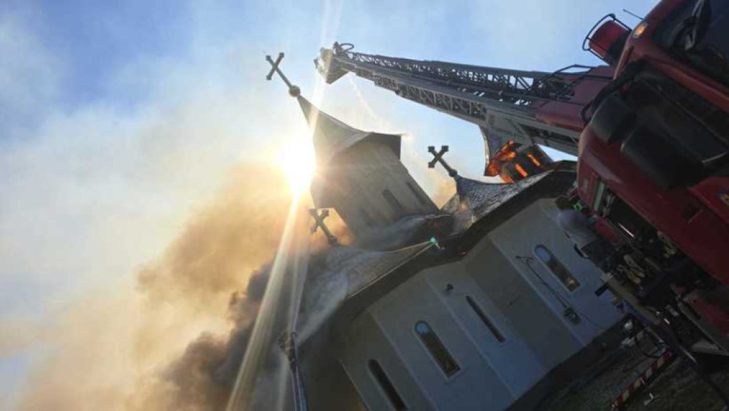 Incendiu la turlele unei biserici din Botuș, județul Suceava