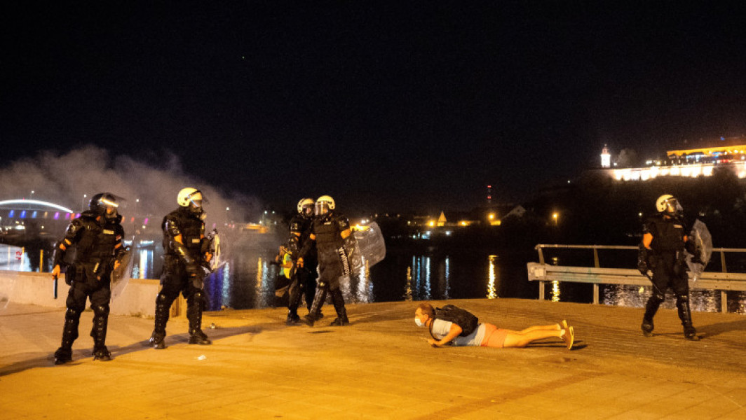 Proteste în Serbia la Novi Sad: ciocniri cu poliția, în căutarea alegerilor anticipate