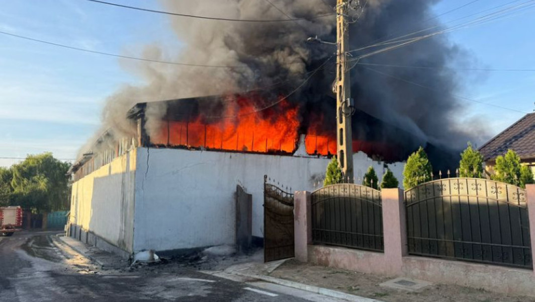 Incendiu într-o hală din Galați: focul se extinde în zona de producție și depozitare
